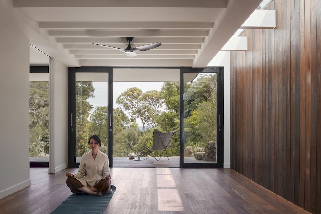 McCrae Bush House with Elevated Angular Form by Chan Architecture 2