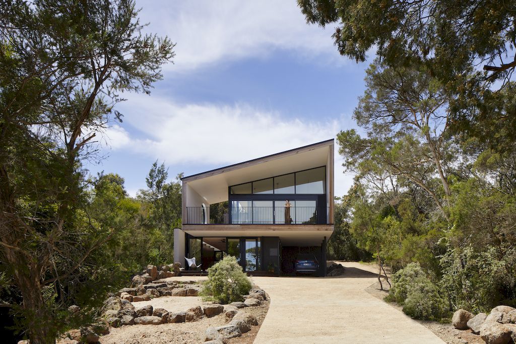 McCrae Bush House with Elevated Angular Form by Chan Architecture 4