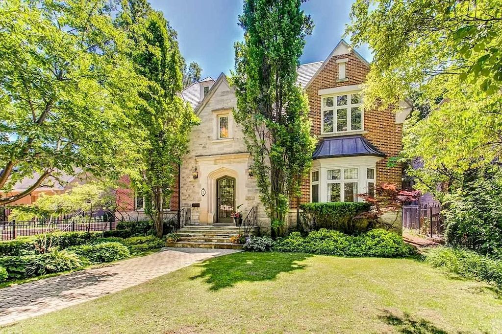 The House in Ontario provides the opulence and space for grand-scale entertaining now available for sale. This home located at 3 Knightswood Rd, Toronto, ON M4N 2G9, Canada