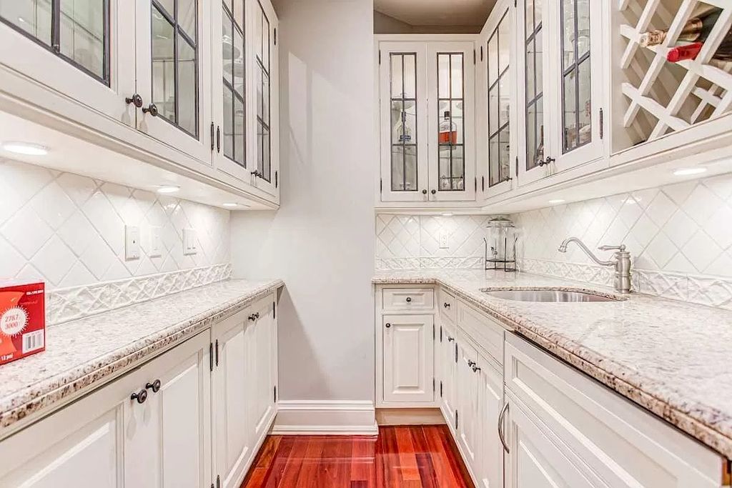 The House in Ontario provides the opulence and space for grand-scale entertaining now available for sale. This home located at 3 Knightswood Rd, Toronto, ON M4N 2G9, Canada