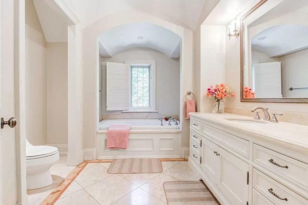 The House in Ontario provides the opulence and space for grand-scale entertaining now available for sale. This home located at 3 Knightswood Rd, Toronto, ON M4N 2G9, Canada