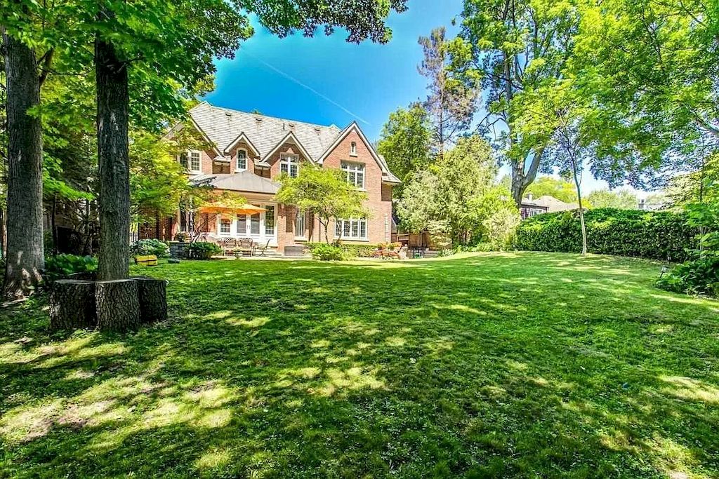 The House in Ontario provides the opulence and space for grand-scale entertaining now available for sale. This home located at 3 Knightswood Rd, Toronto, ON M4N 2G9, Canada