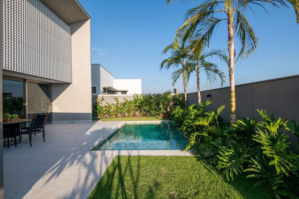 The Muxarabi House impressive architecture by Cris Furlan Arquitetura 4