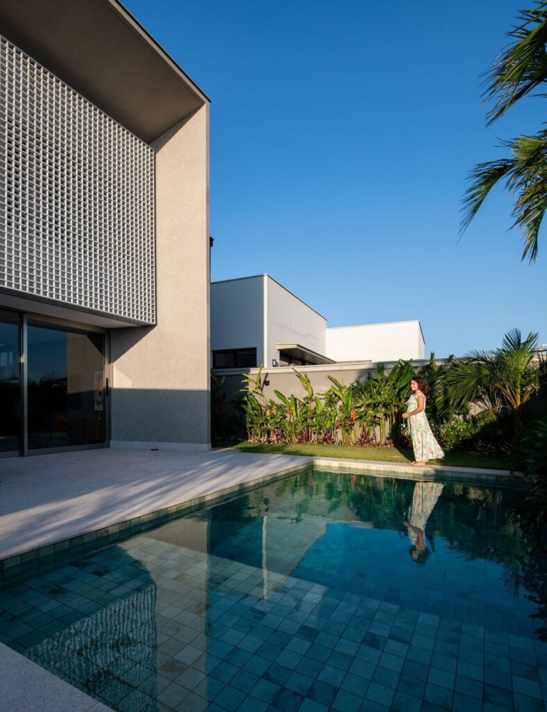 The Muxarabi House impressive architecture by Cris Furlan Arquitetura 6