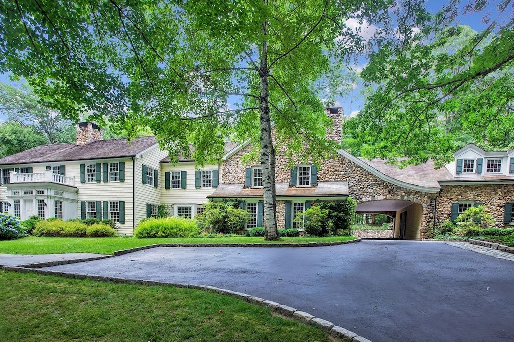 The Home in Connecticut is a luxurious home which is perfect for family comfort, relaxation and entertaining now available for sale. This home located at 21 Alan Ln, New Canaan, Connecticut; offering 06 bedrooms and 07 bathrooms with 7,787 square feet of living spaces.