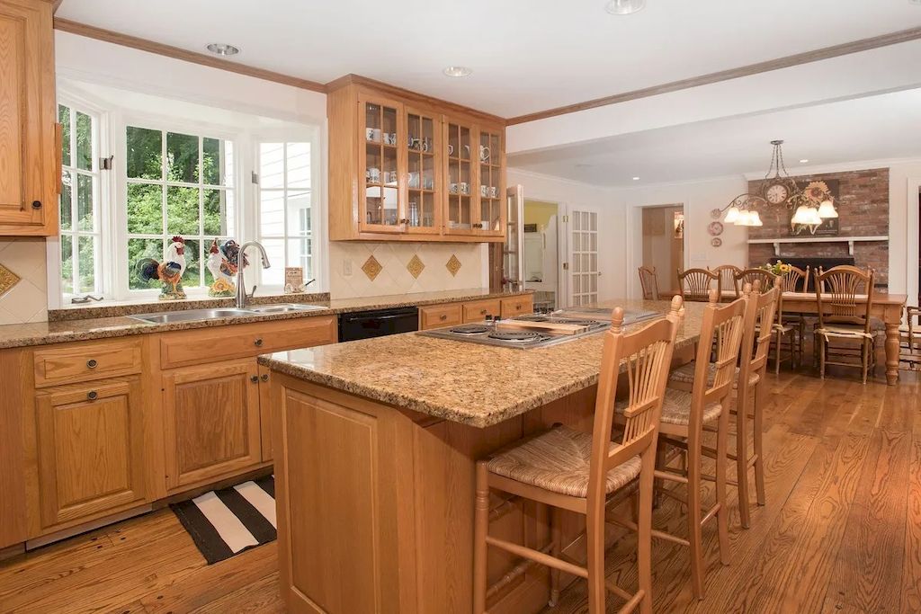 The Home in Connecticut is a luxurious home which is perfect for family comfort, relaxation and entertaining now available for sale. This home located at 21 Alan Ln, New Canaan, Connecticut; offering 06 bedrooms and 07 bathrooms with 7,787 square feet of living spaces.