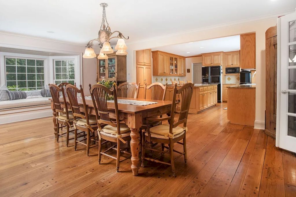 The Home in Connecticut is a luxurious home which is perfect for family comfort, relaxation and entertaining now available for sale. This home located at 21 Alan Ln, New Canaan, Connecticut; offering 06 bedrooms and 07 bathrooms with 7,787 square feet of living spaces.