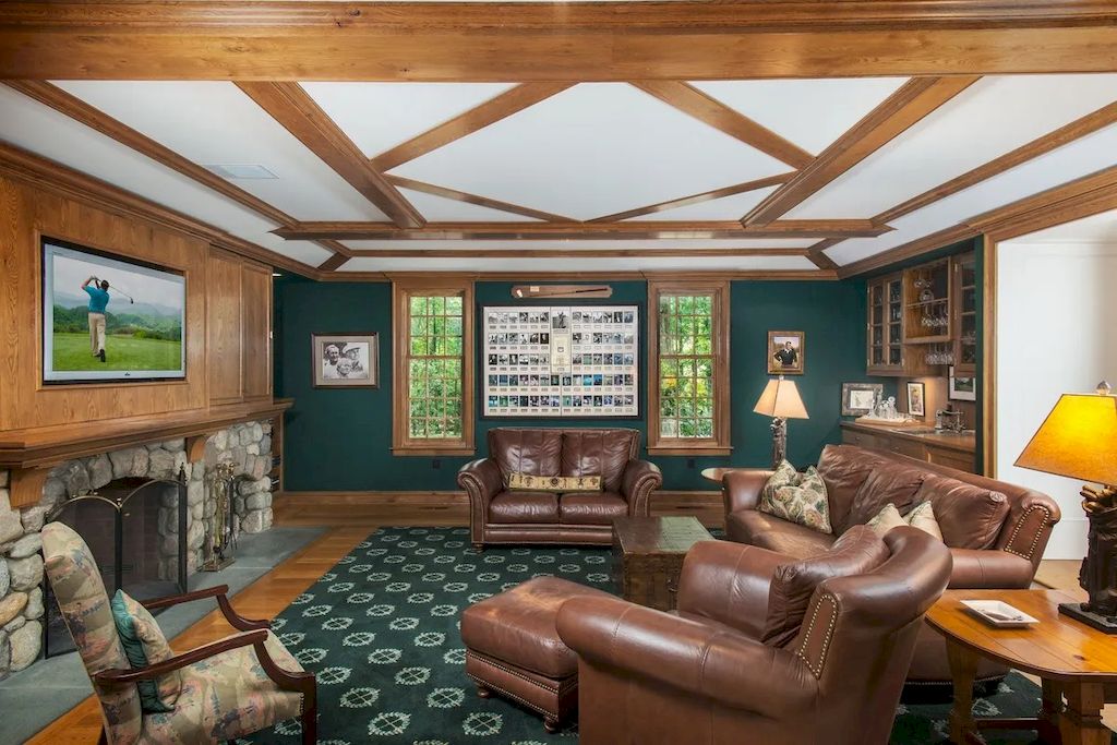 The Home in Connecticut is a luxurious home which is perfect for family comfort, relaxation and entertaining now available for sale. This home located at 21 Alan Ln, New Canaan, Connecticut; offering 06 bedrooms and 07 bathrooms with 7,787 square feet of living spaces.