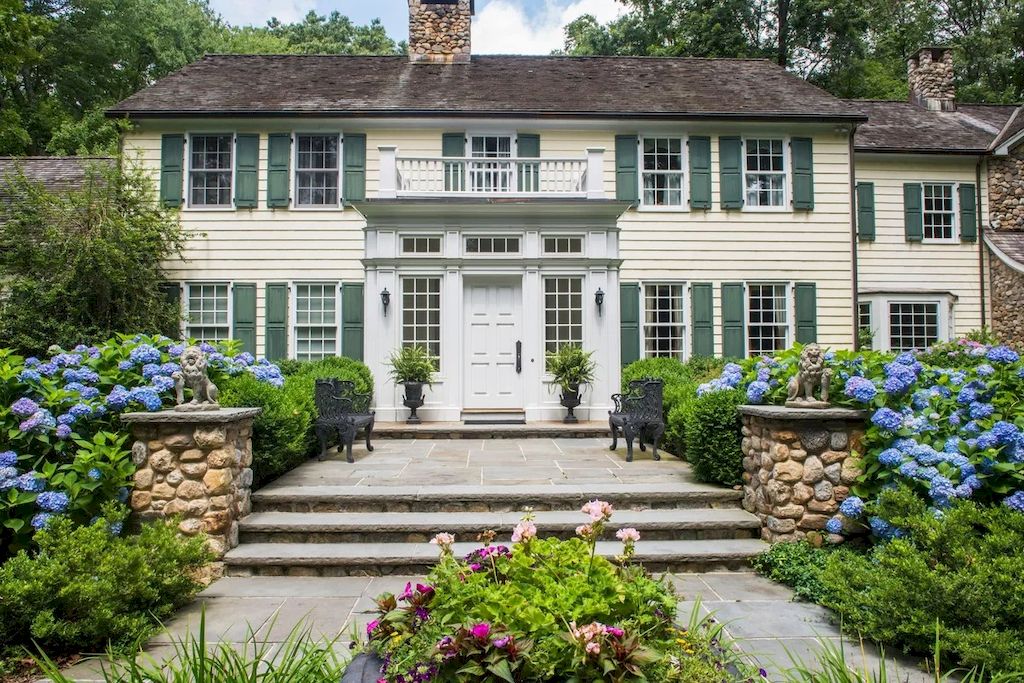 The Home in Connecticut is a luxurious home which is perfect for family comfort, relaxation and entertaining now available for sale. This home located at 21 Alan Ln, New Canaan, Connecticut; offering 06 bedrooms and 07 bathrooms with 7,787 square feet of living spaces.