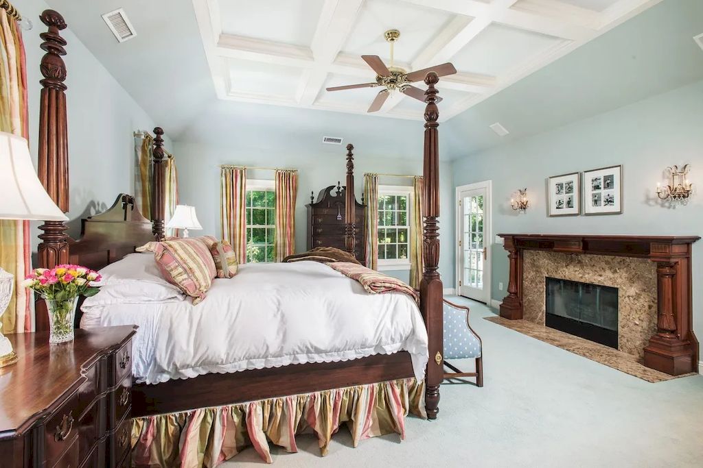 The Home in Connecticut is a luxurious home which is perfect for family comfort, relaxation and entertaining now available for sale. This home located at 21 Alan Ln, New Canaan, Connecticut; offering 06 bedrooms and 07 bathrooms with 7,787 square feet of living spaces.