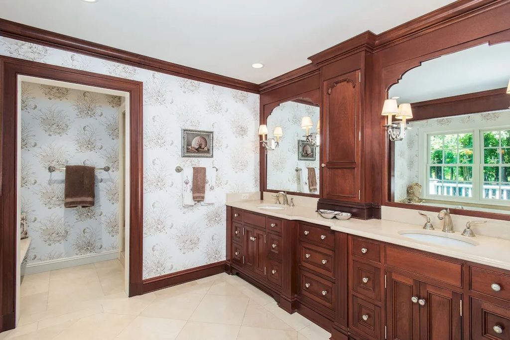 The Home in Connecticut is a luxurious home which is perfect for family comfort, relaxation and entertaining now available for sale. This home located at 21 Alan Ln, New Canaan, Connecticut; offering 06 bedrooms and 07 bathrooms with 7,787 square feet of living spaces.