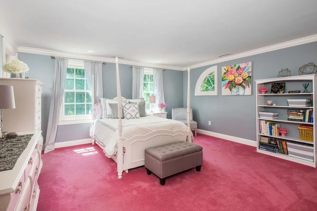The Home in Connecticut is a luxurious home which is perfect for family comfort, relaxation and entertaining now available for sale. This home located at 21 Alan Ln, New Canaan, Connecticut; offering 06 bedrooms and 07 bathrooms with 7,787 square feet of living spaces.