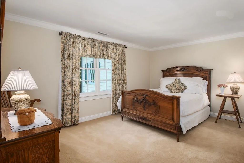 The Home in Connecticut is a luxurious home which is perfect for family comfort, relaxation and entertaining now available for sale. This home located at 21 Alan Ln, New Canaan, Connecticut; offering 06 bedrooms and 07 bathrooms with 7,787 square feet of living spaces.
