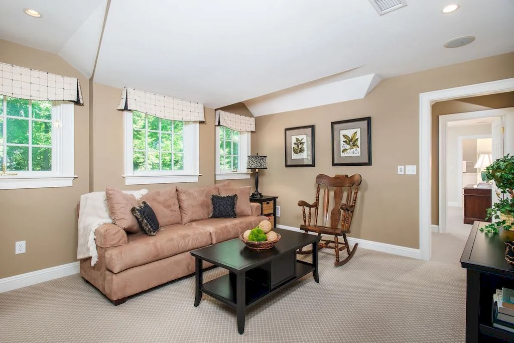 The Home in Connecticut is a luxurious home which is perfect for family comfort, relaxation and entertaining now available for sale. This home located at 21 Alan Ln, New Canaan, Connecticut; offering 06 bedrooms and 07 bathrooms with 7,787 square feet of living spaces.