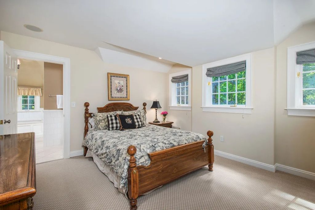 The Home in Connecticut is a luxurious home which is perfect for family comfort, relaxation and entertaining now available for sale. This home located at 21 Alan Ln, New Canaan, Connecticut; offering 06 bedrooms and 07 bathrooms with 7,787 square feet of living spaces.