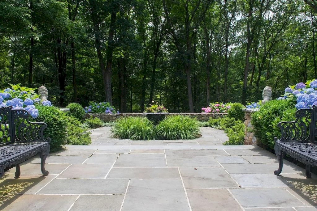 The Home in Connecticut is a luxurious home which is perfect for family comfort, relaxation and entertaining now available for sale. This home located at 21 Alan Ln, New Canaan, Connecticut; offering 06 bedrooms and 07 bathrooms with 7,787 square feet of living spaces.