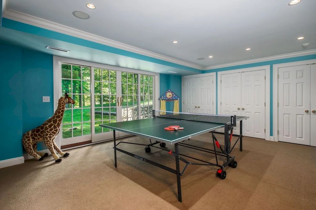 The Home in Connecticut is a luxurious home which is perfect for family comfort, relaxation and entertaining now available for sale. This home located at 21 Alan Ln, New Canaan, Connecticut; offering 06 bedrooms and 07 bathrooms with 7,787 square feet of living spaces.