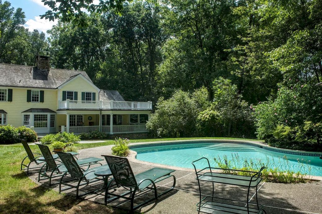 The Home in Connecticut is a luxurious home which is perfect for family comfort, relaxation and entertaining now available for sale. This home located at 21 Alan Ln, New Canaan, Connecticut; offering 06 bedrooms and 07 bathrooms with 7,787 square feet of living spaces.