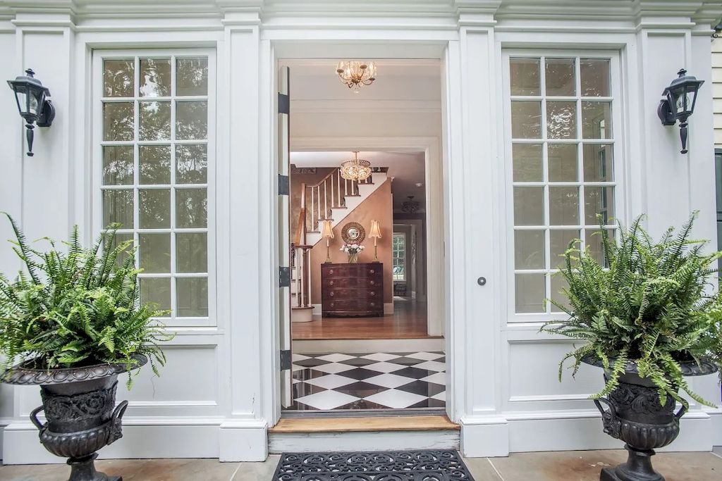 The Home in Connecticut is a luxurious home which is perfect for family comfort, relaxation and entertaining now available for sale. This home located at 21 Alan Ln, New Canaan, Connecticut; offering 06 bedrooms and 07 bathrooms with 7,787 square feet of living spaces.