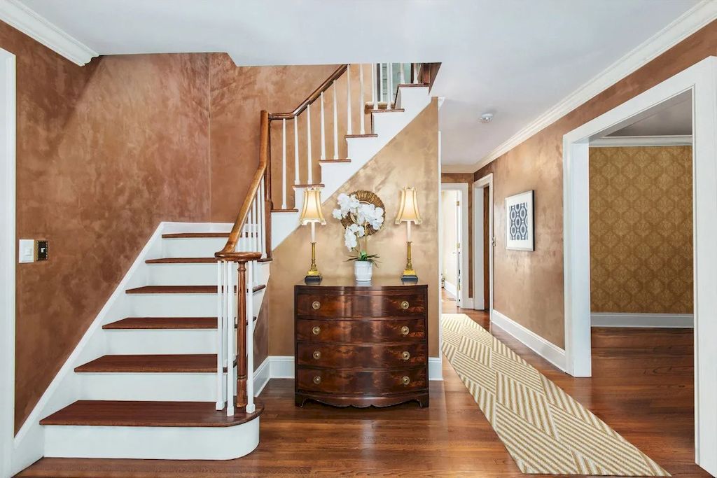 The Home in Connecticut is a luxurious home which is perfect for family comfort, relaxation and entertaining now available for sale. This home located at 21 Alan Ln, New Canaan, Connecticut; offering 06 bedrooms and 07 bathrooms with 7,787 square feet of living spaces.