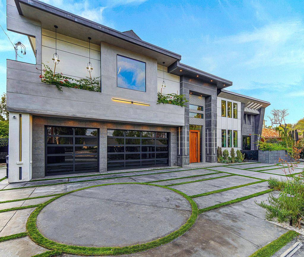 The Home in Encino is a luxurious contemporary estate designed by Alon Zakoot and located in highly coveted Amestoy Estates now available for sale. This home located at 5415 Amestoy Ave, Encino, California