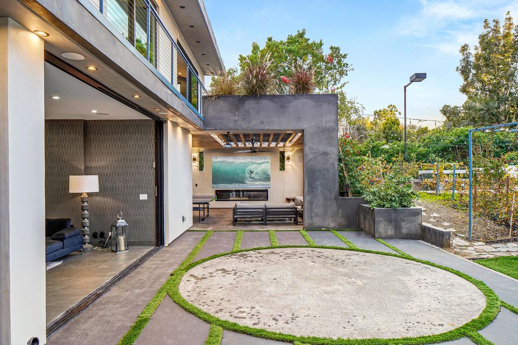 The Home in Encino is a luxurious contemporary estate designed by Alon Zakoot and located in highly coveted Amestoy Estates now available for sale. This home located at 5415 Amestoy Ave, Encino, California