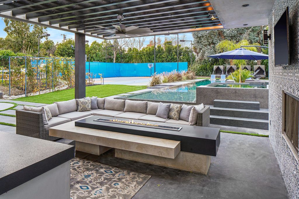 The Home in Encino is a luxurious contemporary estate designed by Alon Zakoot and located in highly coveted Amestoy Estates now available for sale. This home located at 5415 Amestoy Ave, Encino, California