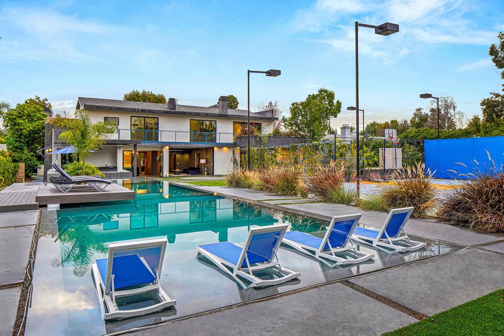 The Home in Encino is a luxurious contemporary estate designed by Alon Zakoot and located in highly coveted Amestoy Estates now available for sale. This home located at 5415 Amestoy Ave, Encino, California
