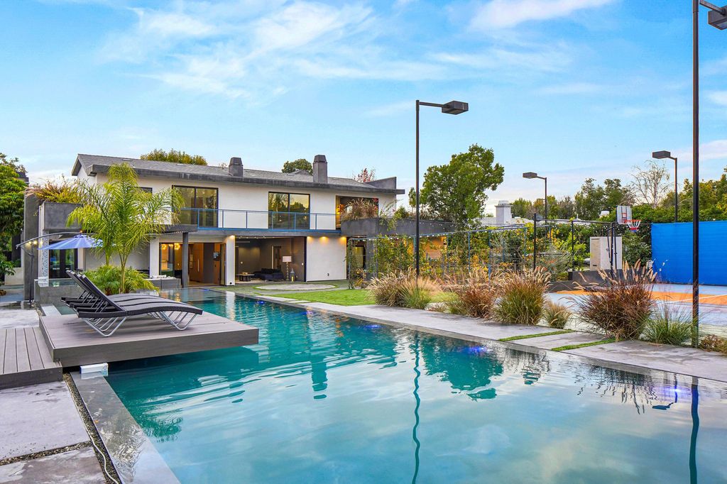 The Home in Encino is a luxurious contemporary estate designed by Alon Zakoot and located in highly coveted Amestoy Estates now available for sale. This home located at 5415 Amestoy Ave, Encino, California