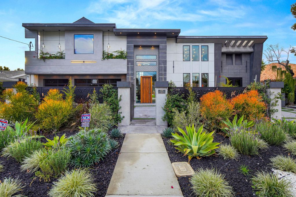 The Home in Encino is a luxurious contemporary estate designed by Alon Zakoot and located in highly coveted Amestoy Estates now available for sale. This home located at 5415 Amestoy Ave, Encino, California