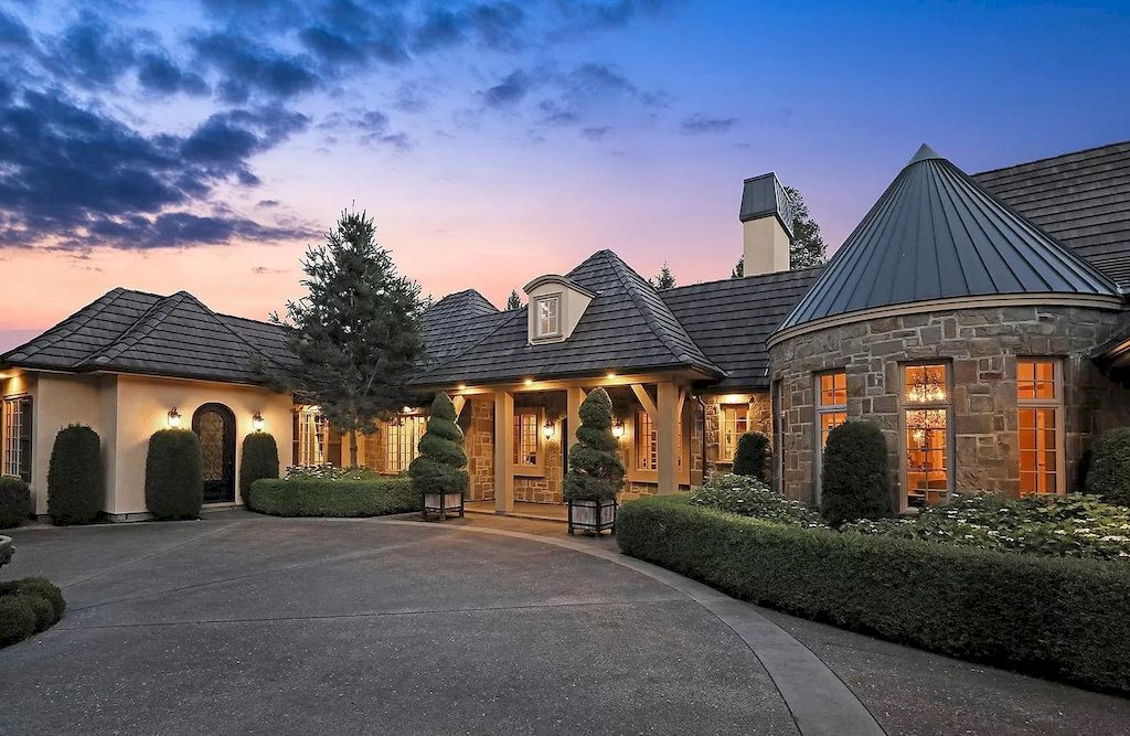 The Estate in Qualicum Beach is enriched with all the decadence of a 5-star retreat, with a quaint village for shopping and beautiful sandy beaches nearby now available for sale