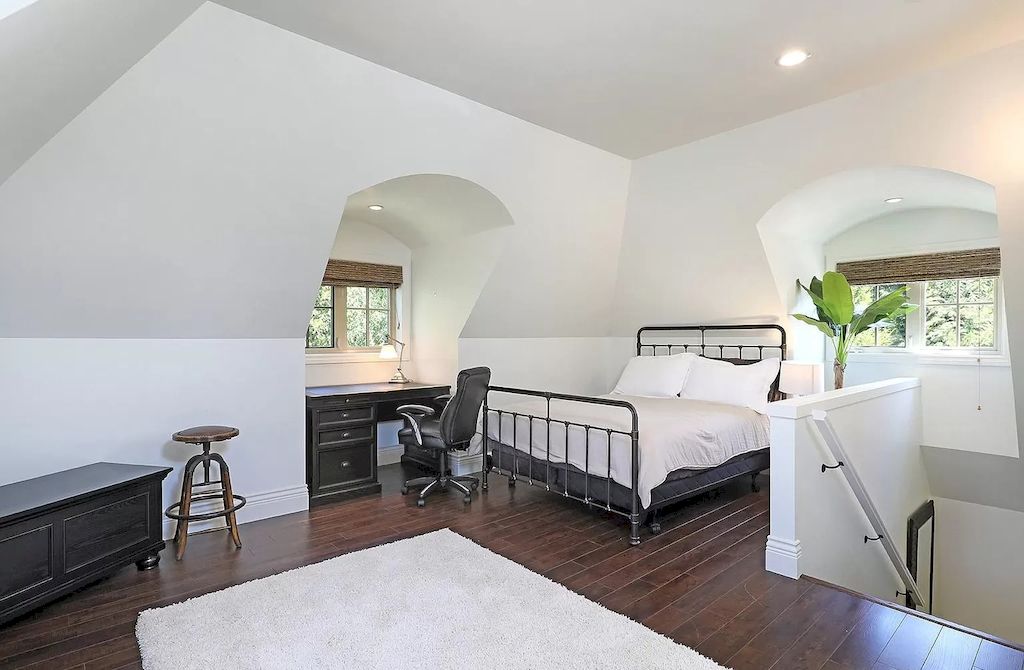 The Estate in Qualicum Beach is enriched with all the decadence of a 5-star retreat, with a quaint village for shopping and beautiful sandy beaches nearby now available for sale
