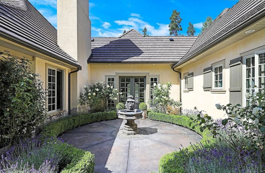 The Estate in Qualicum Beach is enriched with all the decadence of a 5-star retreat, with a quaint village for shopping and beautiful sandy beaches nearby now available for sale