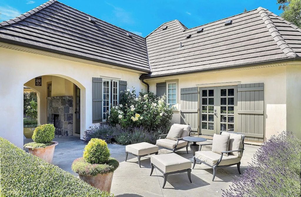 The Estate in Qualicum Beach is enriched with all the decadence of a 5-star retreat, with a quaint village for shopping and beautiful sandy beaches nearby now available for sale