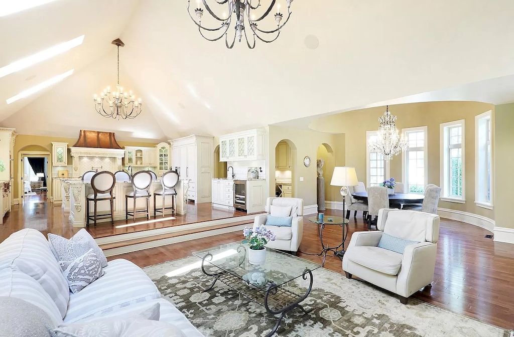 The Estate in Qualicum Beach is enriched with all the decadence of a 5-star retreat, with a quaint village for shopping and beautiful sandy beaches nearby now available for sale