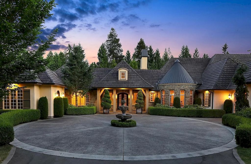 The Estate in Qualicum Beach is enriched with all the decadence of a 5-star retreat, with a quaint village for shopping and beautiful sandy beaches nearby now available for sale