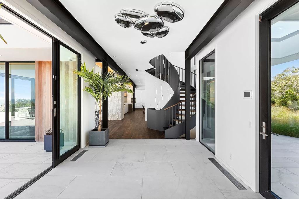 This $14,500,000 Home in New York city showcases Atlantic Ocean vistas