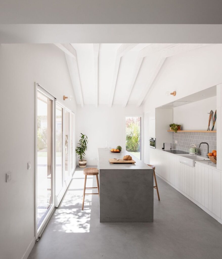 A Modern House of the Brejos da Carregueira by Estudio AMATAM 10