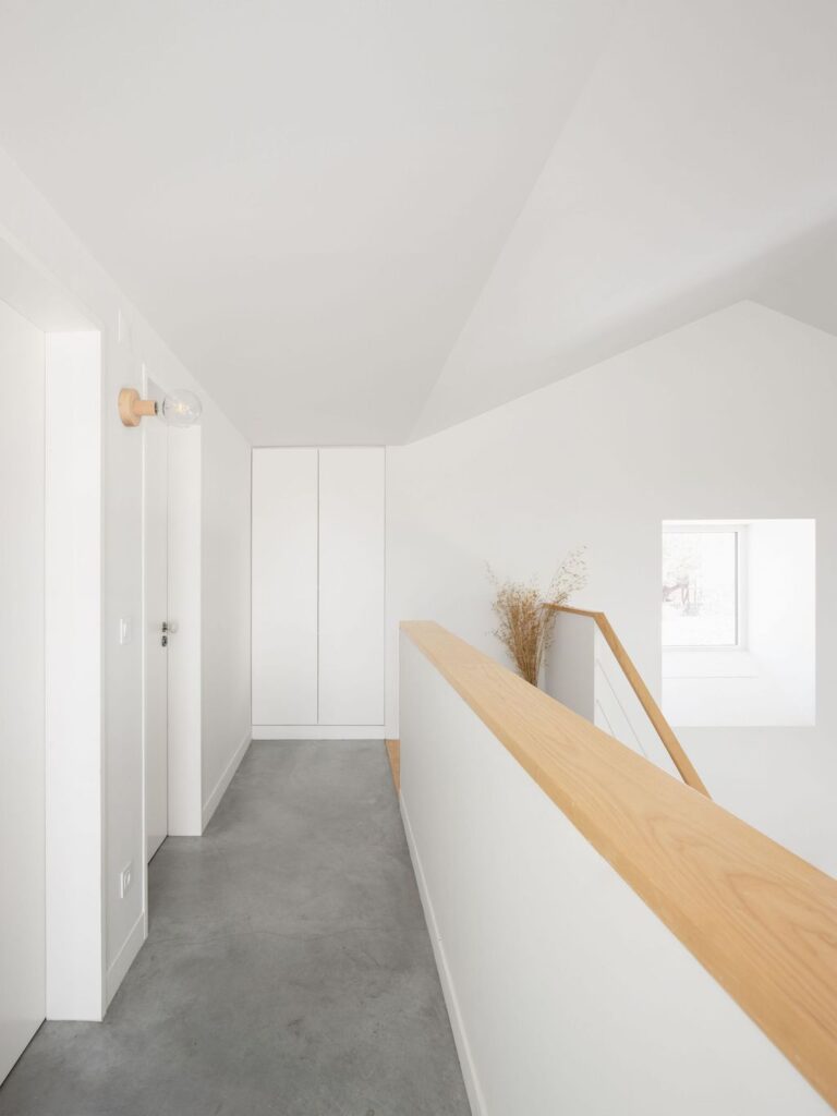 A Modern House of the Brejos da Carregueira by Estudio AMATAM 18
