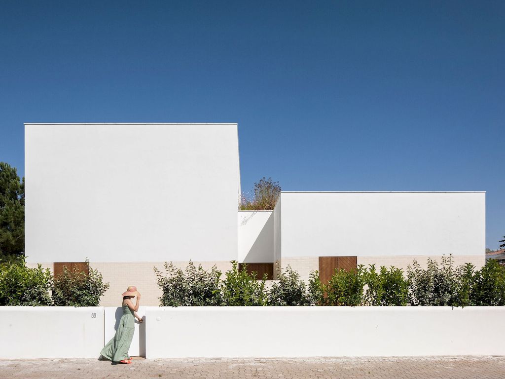 A Modern House of the Brejos da Carregueira by Estudio AMATAM 2