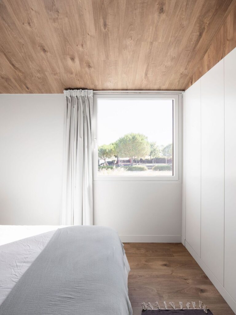 A Modern House of the Brejos da Carregueira by Estudio AMATAM 20