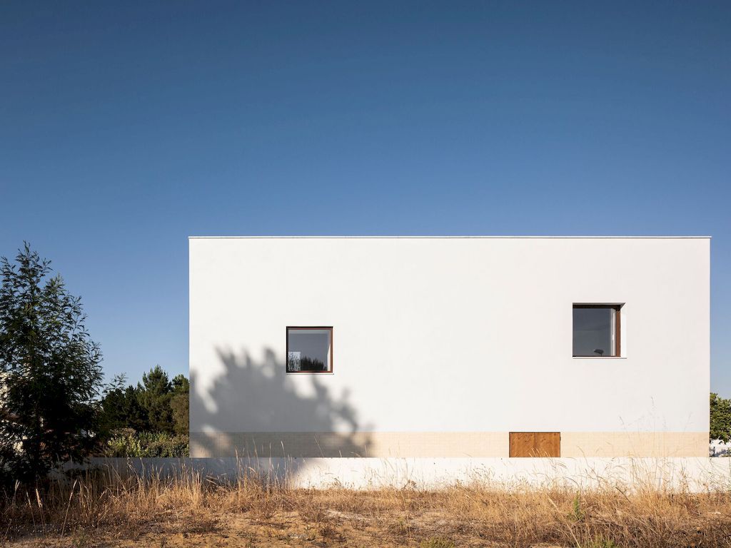A Modern House of the Brejos da Carregueira by Estudio AMATAM 4
