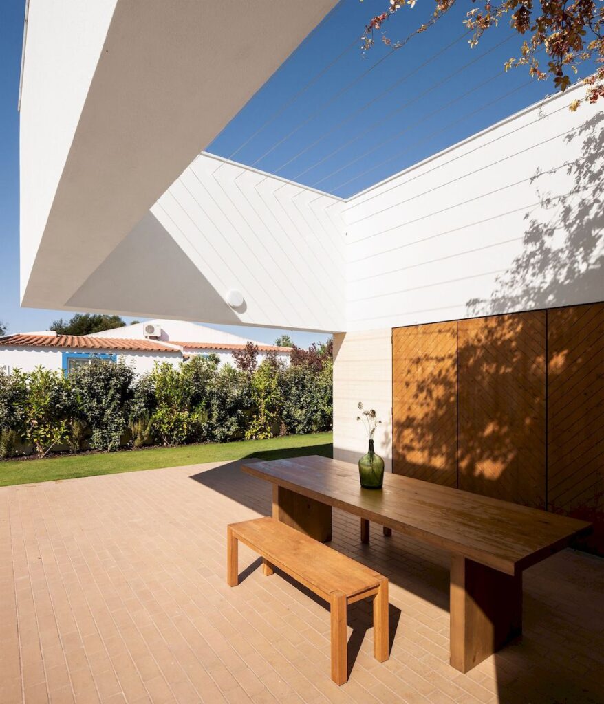 A Modern House of the Brejos da Carregueira by Estudio AMATAM 8
