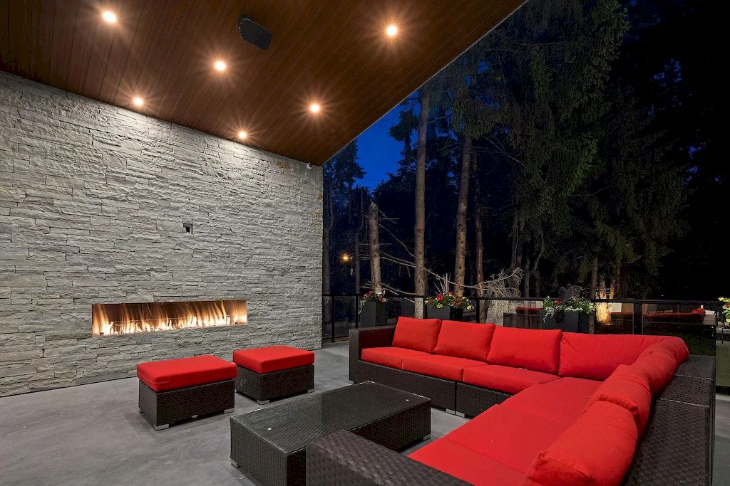 The House in South Surrey is an architectural masterpiece crafted to perfection by Monolith Design Build now available for sale. This home located at 14358 Greencrest Dr, Surrey, BC V4P 1M1, Canada