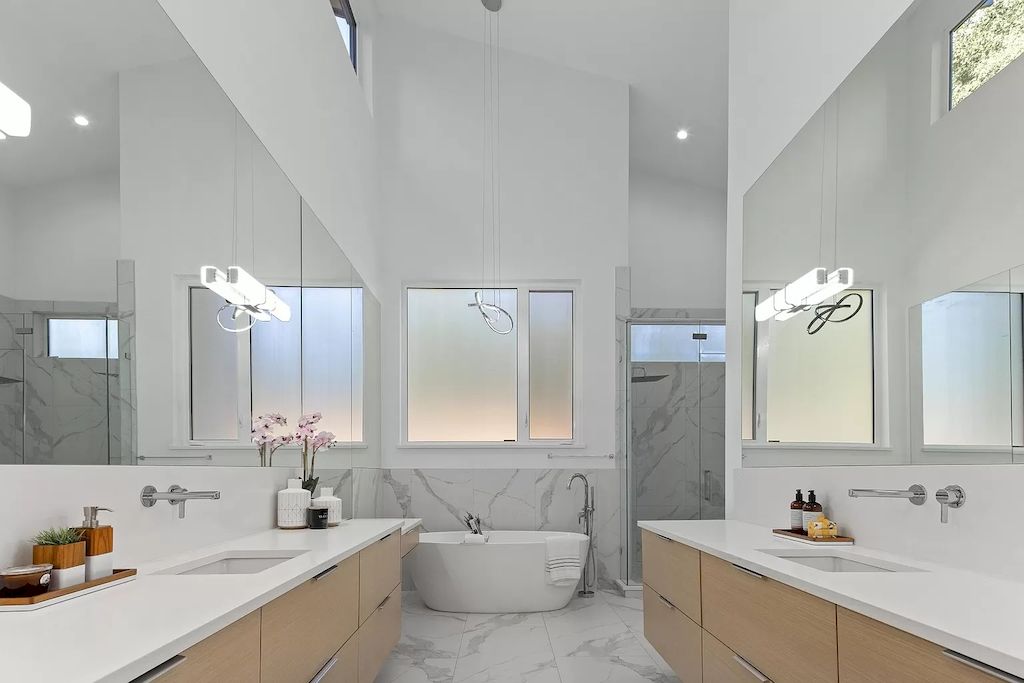 The House in South Surrey is an architectural masterpiece crafted to perfection by Monolith Design Build now available for sale. This home located at 14358 Greencrest Dr, Surrey, BC V4P 1M1, Canada