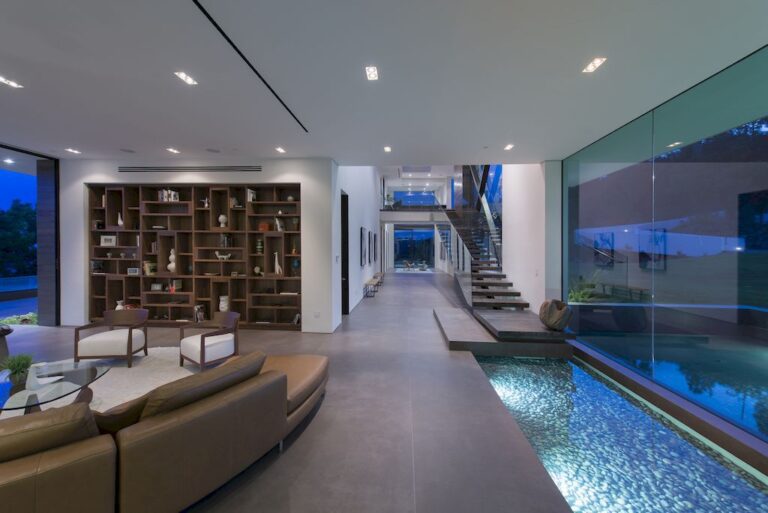 Benedict Canyon House in Beverly Hills, California by Whipple Russell ...