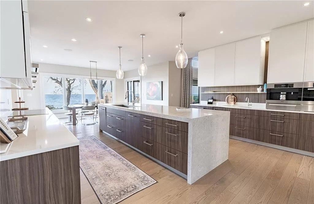 The Residence in Ontario is sure to exceed your expectations with uninterrupted lake views from all principal rooms now available for sale