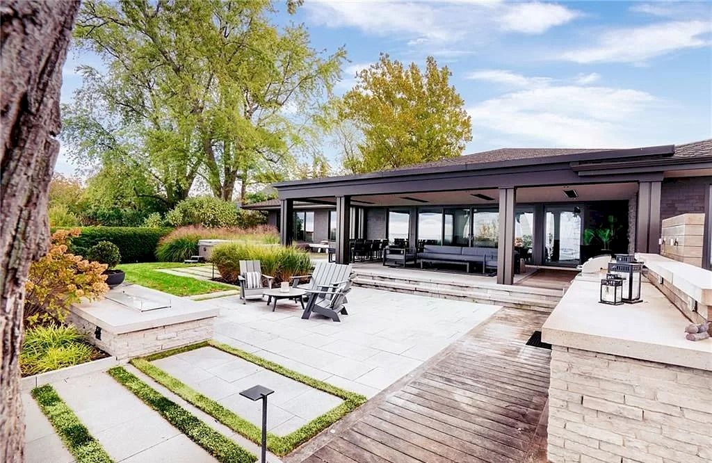 The Residence in Ontario is sure to exceed your expectations with uninterrupted lake views from all principal rooms now available for sale
