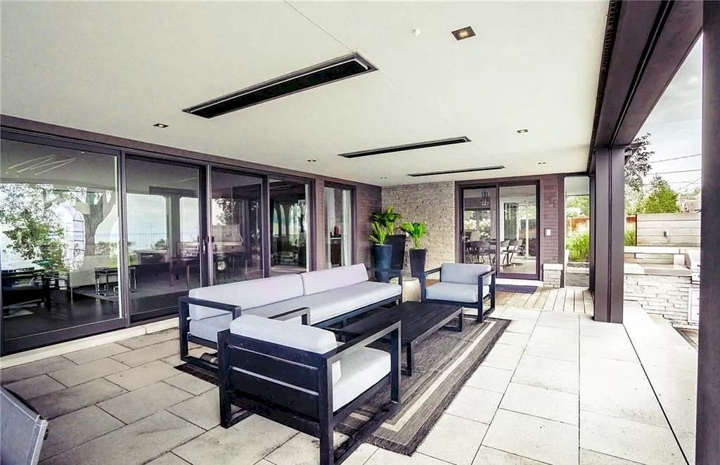 The Residence in Ontario is sure to exceed your expectations with uninterrupted lake views from all principal rooms now available for sale
