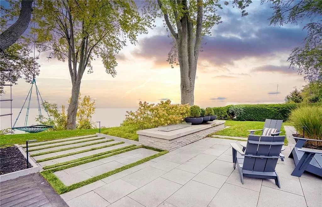 The Residence in Ontario is sure to exceed your expectations with uninterrupted lake views from all principal rooms now available for sale